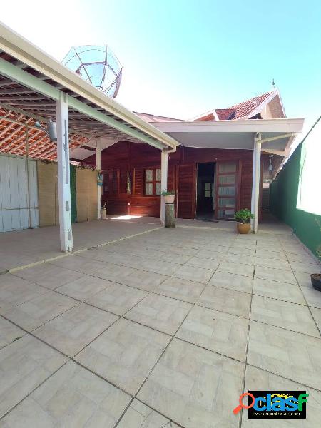 Casa com ótima localização em Vila Nova Suíça -