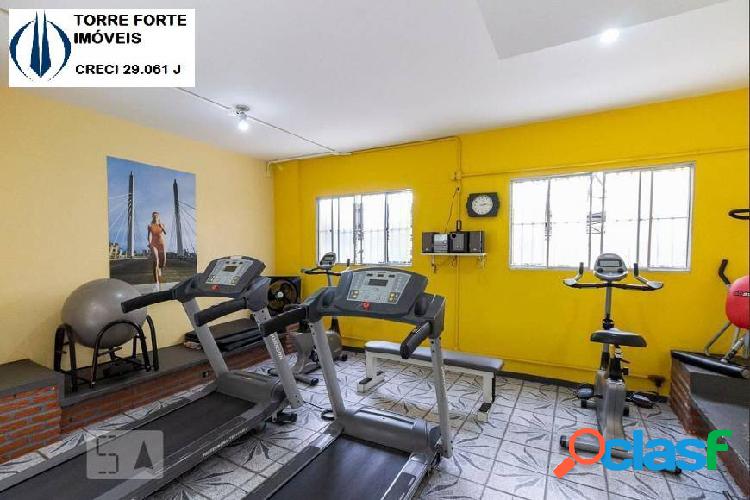 Apartamento com 02 Dormitórios, 01 Banheiro, 01 Vaga -