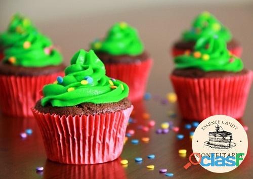 Cupcake Natalino com mini árvore de natal com pisca pisca