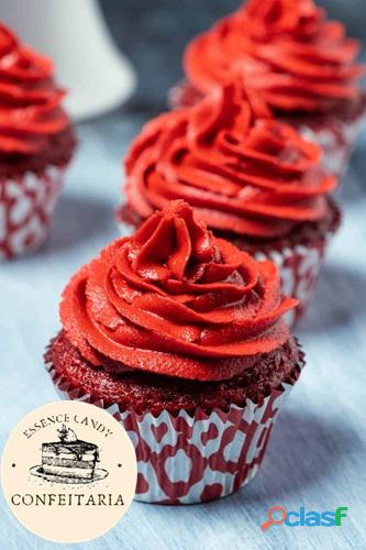 Cupcake Red Velvet com Cobertura de Chantilly Vermelho