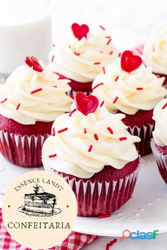 Cupcake Red Velvet com Cobertura de Chantilly com Confeitos