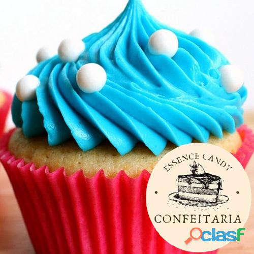 Cupcake com Cobertura de Chantilly Azul com Confeito Branco