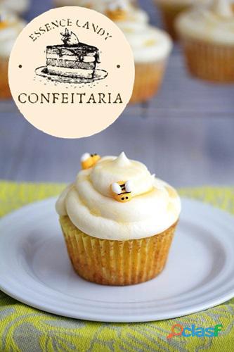 Cupcake com Cobertura de Chantilly Branco com Decoração de