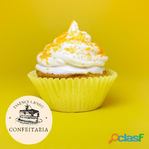 Cupcake com Cobertura de Chantilly Branco e Confeito Amarelo