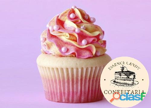 Cupcake com Cobertura de Chantilly Mesclado em Rosa e Creme