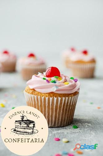 Cupcake com Cobertura de Chantilly Rosa com Confeitos