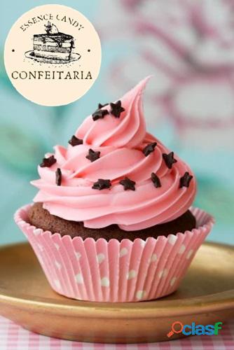 Cupcake de Chocolate com Chantilly Rosa e Confeitos de