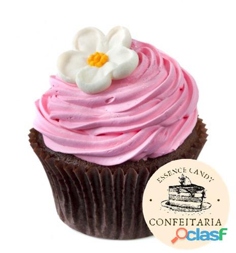 Cupcake de Chocolate com Cobertura de Chantilly Rosa com