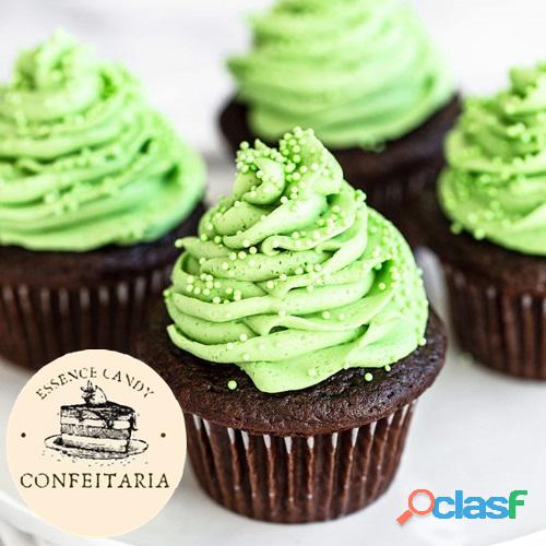 Cupcake de Chocolate com Cobertura de Chantilly Verde com