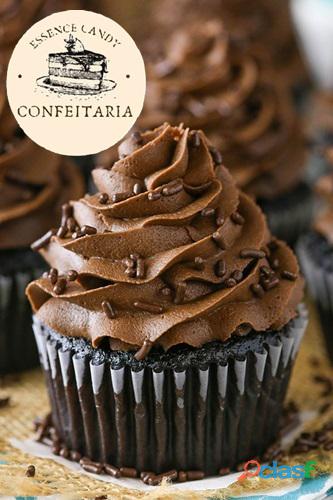 Cupcake de Chocolate com Cobertura de Chocolate e Granulados