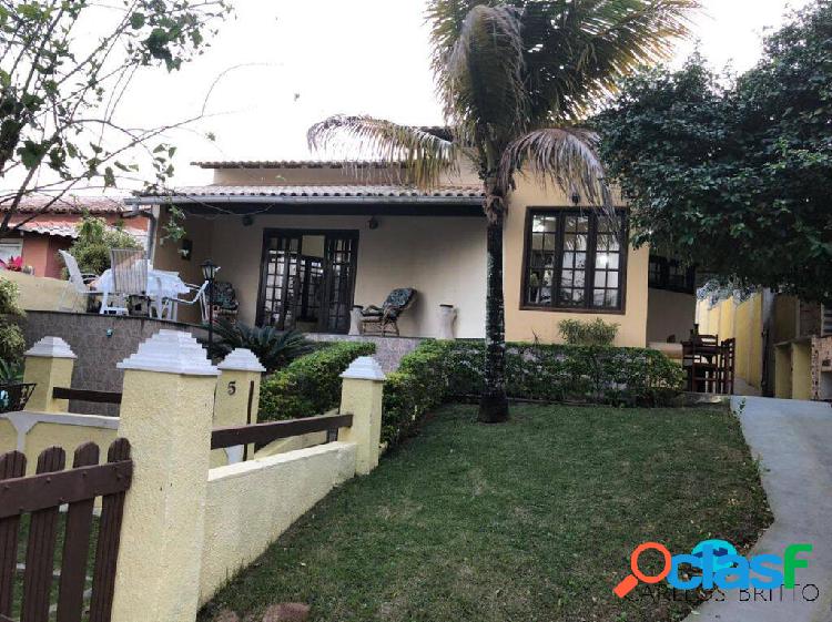 Linda Casa em cond. com 3 dormit, sendo 1 suite