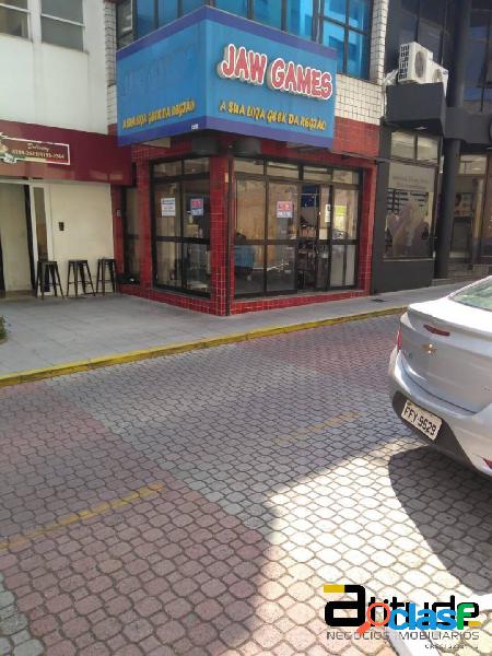 Prédio comercial, calçadas dos lírios.