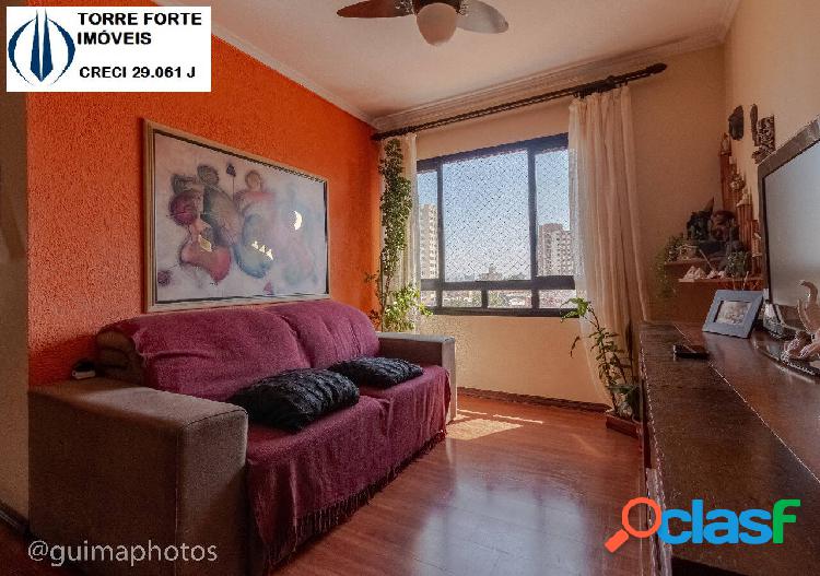 Apartamento com 03 dormitórios, 01 banheiro 01 Vaga Coberta