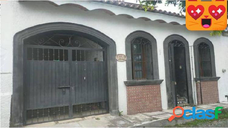 CASA EN VENTA DE ESTILO TRADICIONAL EN EL CENTRO DE COMALA