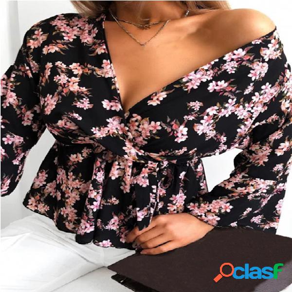 Blusa preta aleatória com estampa floral com decote em V e