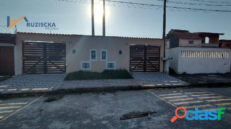 Casa nova com piscina no Balneário Tupy em Itanhaém