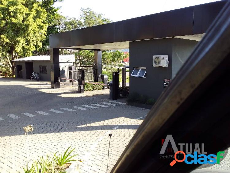 Casa com piscina no condomínio