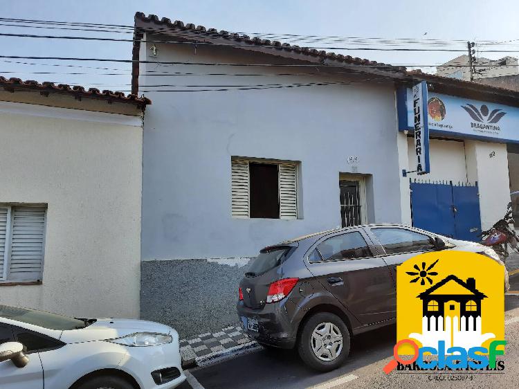 Casa com garagem no centro.