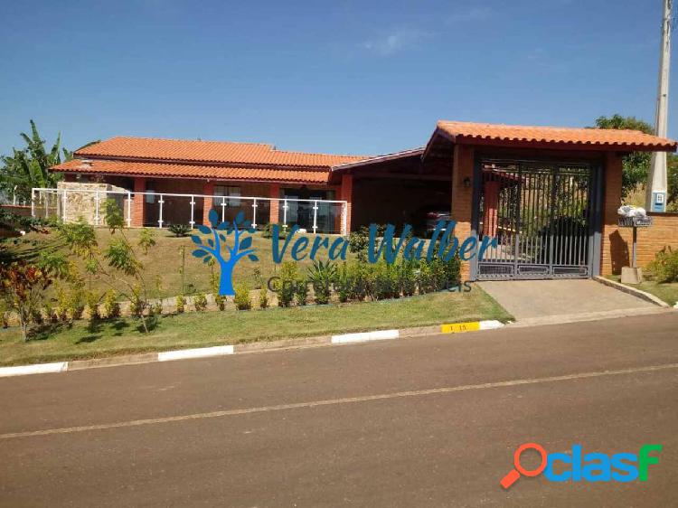 Linda casa com piscina em condomínio bem localizado em
