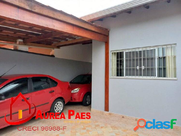 Casa com 03 dormitórios e piscina