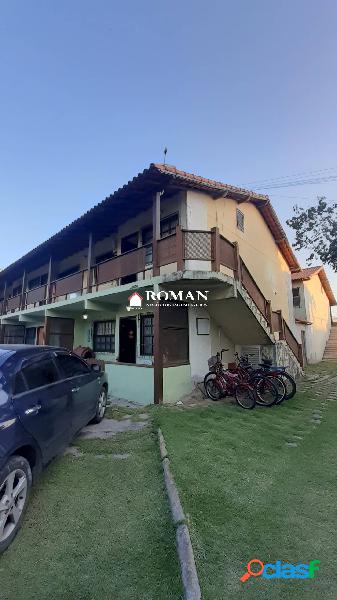 Apartamento em condomínio com piscina.