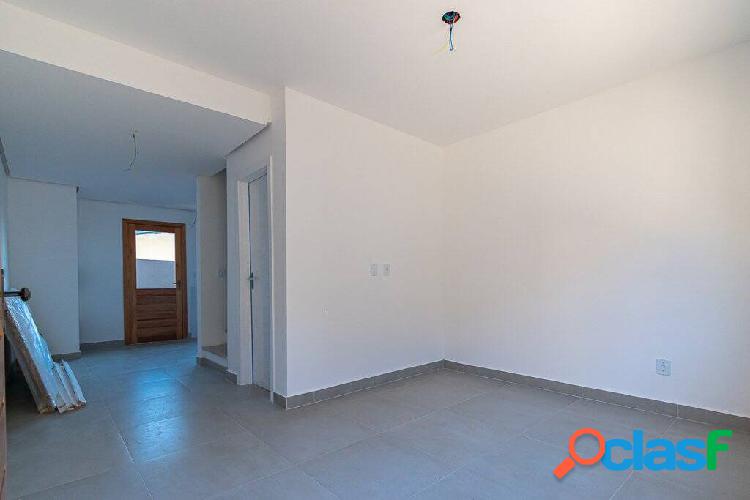 Casa Condomínio na Glória com 2 suítes