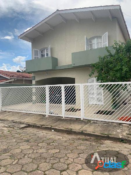 Casa de 261m² com 4 suítes e piscina próxima ao centro de