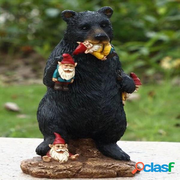 Criativo engraçado Black urso comendo gnomos anão