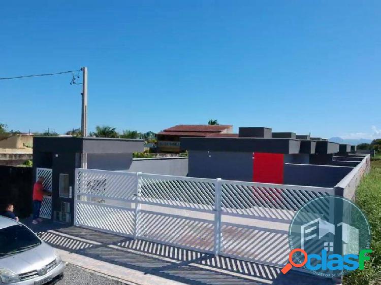 Casa em condomínio com piscina