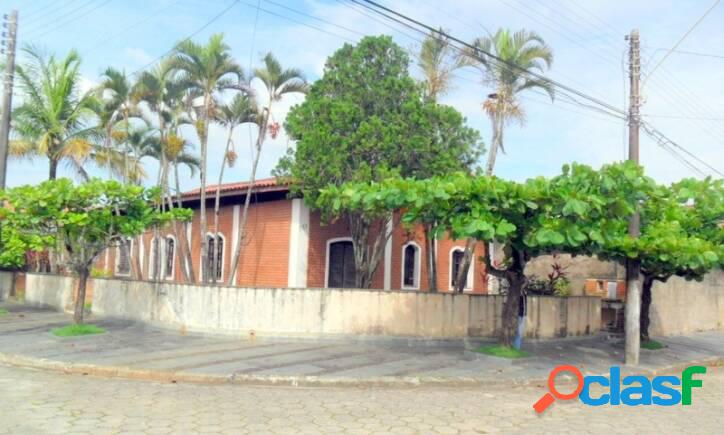 CASA EM DOIS LOTES - LADO LINHA - PISCINA