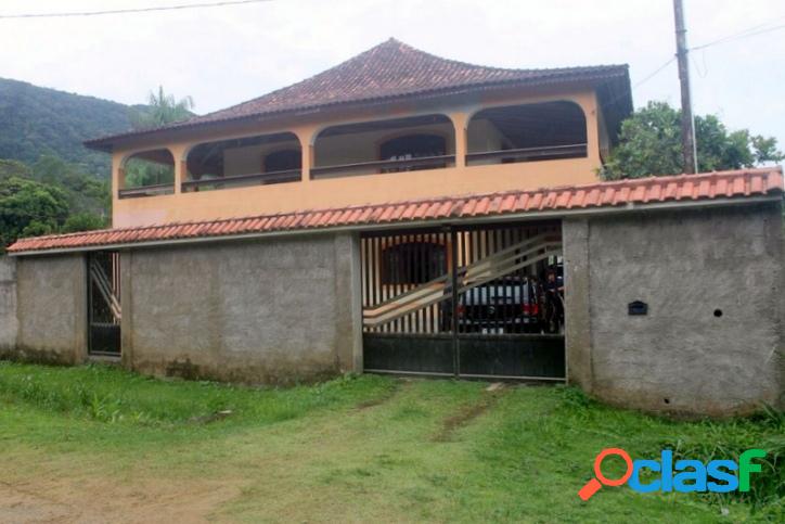Lindo sobrado com 04 dormitórios, todo avarandado.