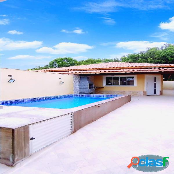 Casa com piscina e dois dormitórios