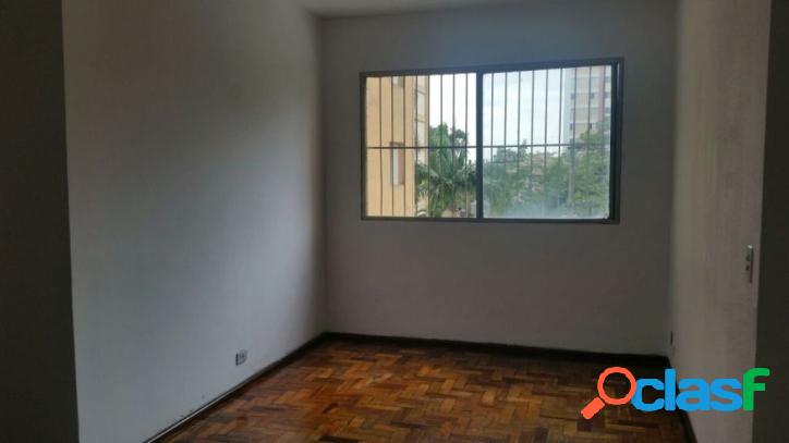 Apartamento com 3 dormitórios para alugar, 75 m² por R$