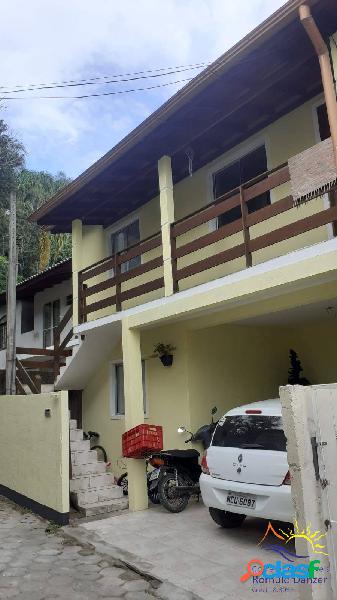 OPORTUNIDADE! 3 Casas mais 2 Quitinetes à venda na Barra da