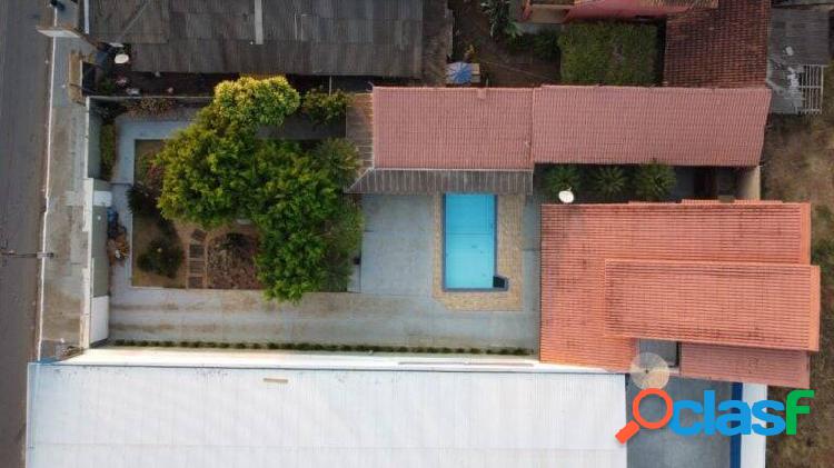 Vende-se Casa com piscina no centro da cidade