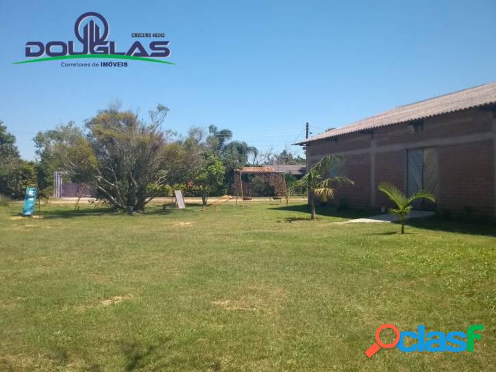 Casa em condomínio com lagoa