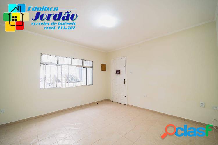 Casa grande, conservada e com edícula