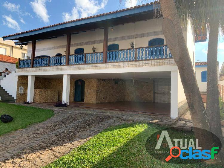 Oportunidade! Casa de 310m2 com 3 quartos e piscina no