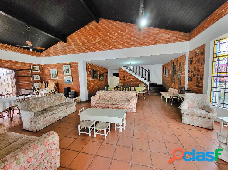 AMPLO SOBRADO COM PISCINA, APENAS 200M DO MAR!