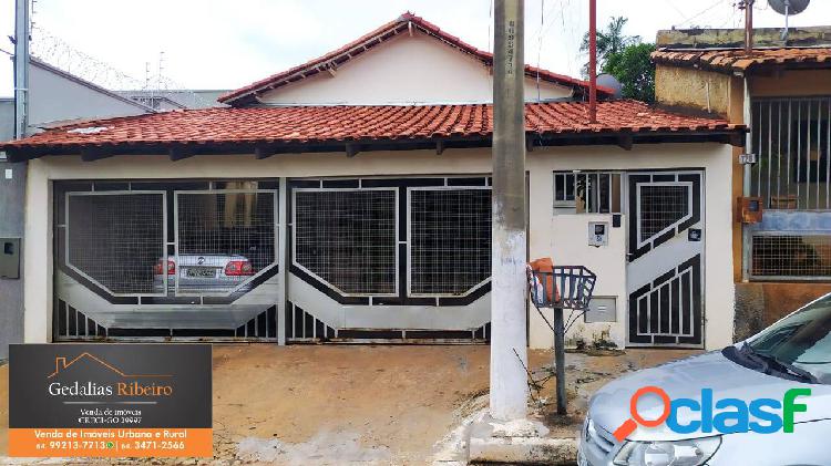 Casa 4 Quartos com uma Suite, Bem Localizada, Av Azarias