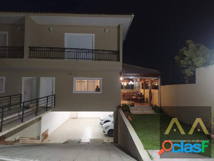 EXCELENTE CASA EM CONDOMÍNIO FECHADO, 3 SUÍTES, 5 GARAGENS