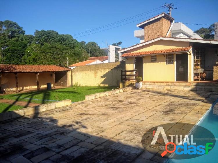 Casa de 337m2 com piscina próximo a Av. Lucas Nogueira