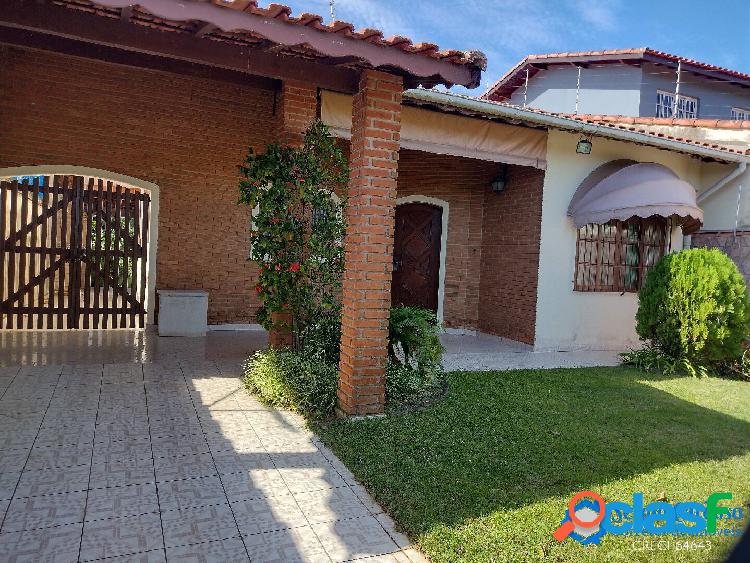 CASA COM JARDIM-MUITO VERDE - CHURRASQUEIRA-500M
