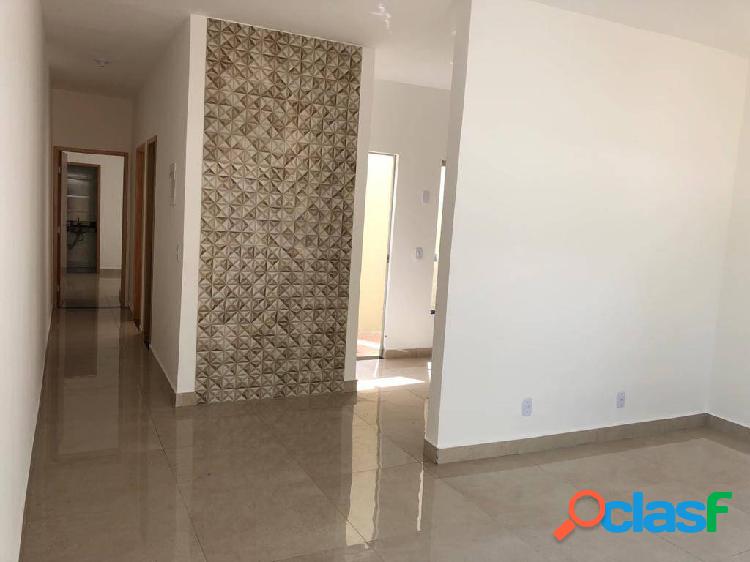 CASA 2/4 SENDO 1 SUÍTE E PISO PORCELANATO NO ST VALE DOS