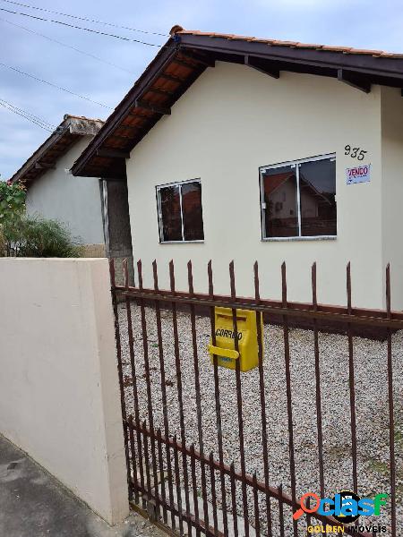 Casa com 2 dormitórios e passagem lateral no Bairro Centro