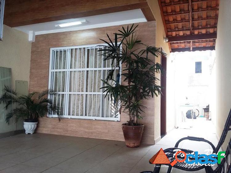 SOBRADO TRIPLEX COM 03 DORM. 01 SUÍTE, 02 VAGAS E