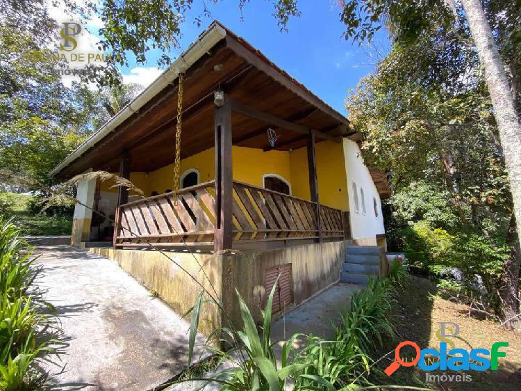 Casa À Venda em Condomínio Fechado - Segurança e Amplo