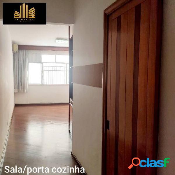 Apartamento de 2 quartos + dependência, em rua calma.