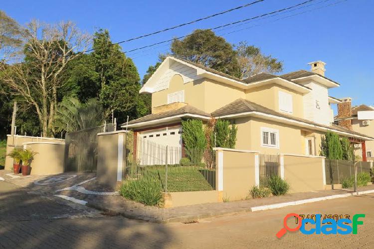 Casa Alto Padrão 03 Dormitórios com suíte/piscina - Casa