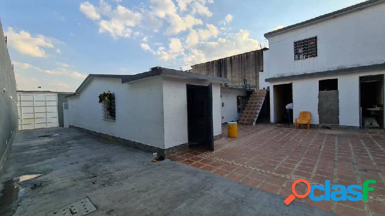 VENTA DE CASA EN LOS CAOBOS/ CON TERRENO PARA GALPÓN